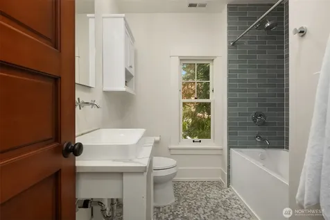 2442 6th W Seattle WA 98119