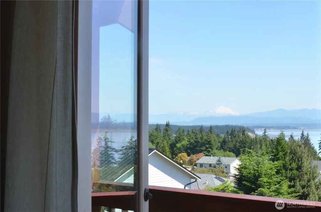 1051 Lightning Way Camano Island WA 98282