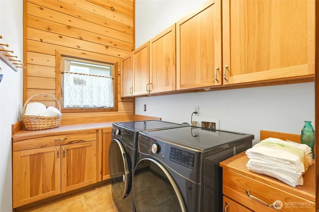 1051 Lightning Way Camano Island WA 98282