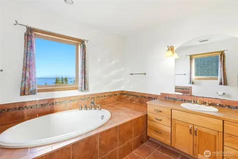 1051 Lightning Way Camano Island WA 98282