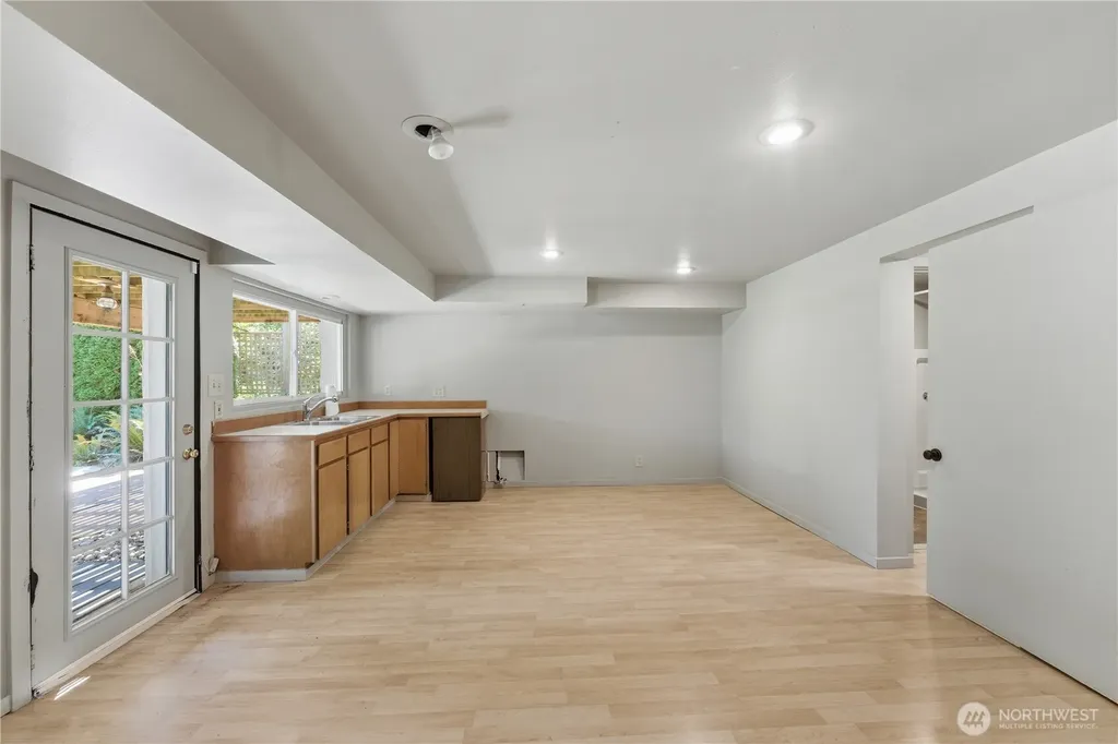 614 35th Avenue Seattle WA 98122