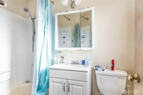 670 SE Pioneer Way Oak Harbor WA 98277