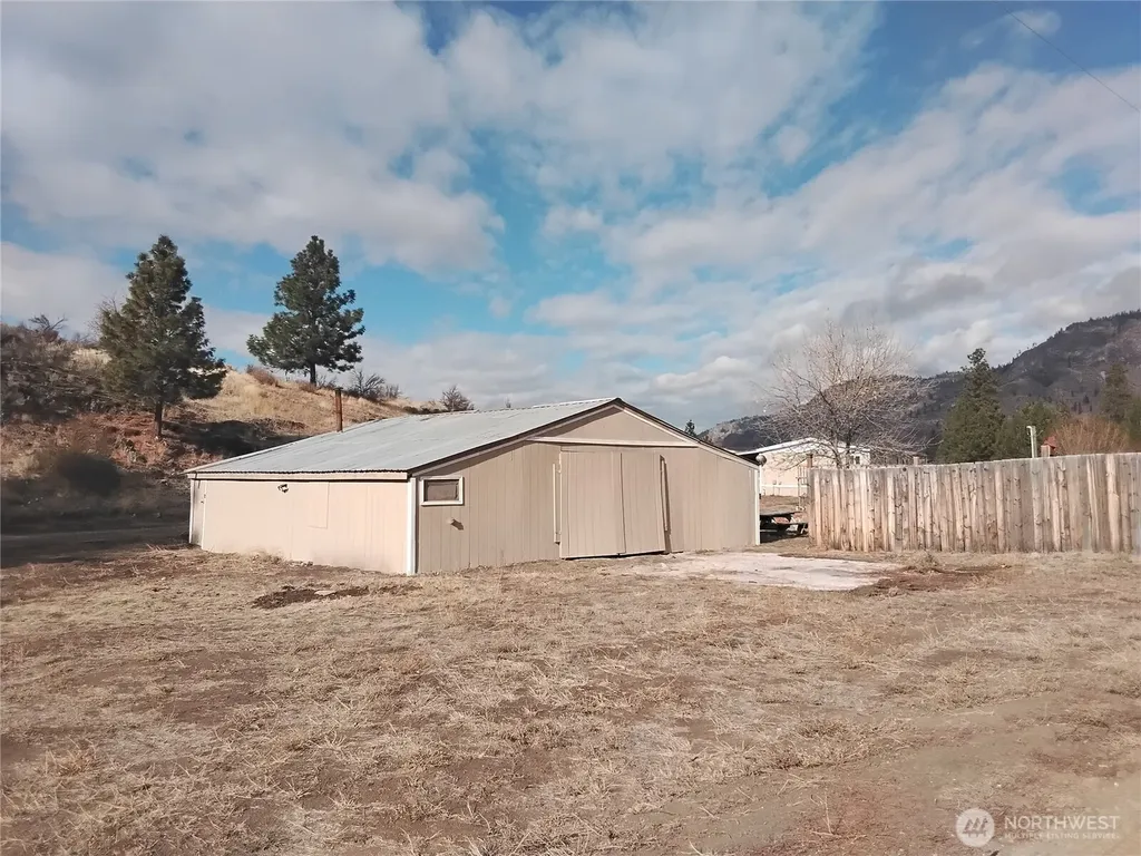 20 Round Up Road Oroville WA 98844