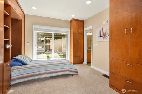 10 E Roanoke Street Seattle WA 98102