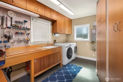10 E Roanoke Street Seattle WA 98102