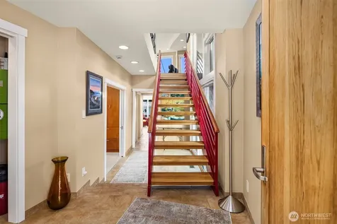 10 E Roanoke Street Seattle WA 98102