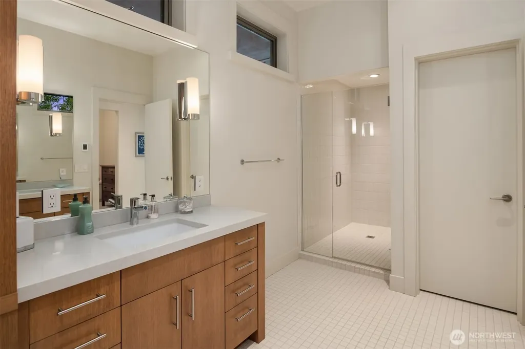 4911 NE Laurelcrest Lane Seattle WA 98105