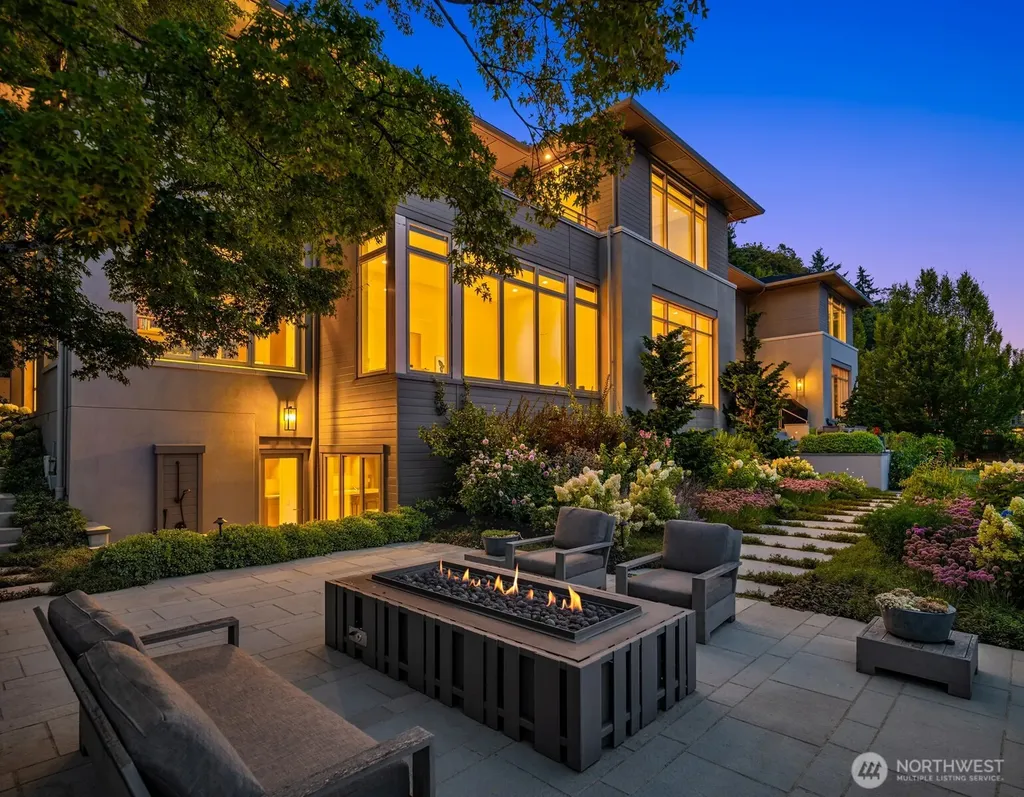 4911 NE Laurelcrest Lane Seattle WA 98105