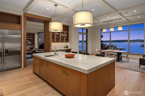 4911 NE Laurelcrest Lane Seattle WA 98105