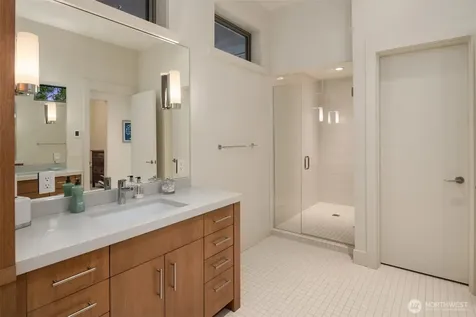 4911 NE Laurelcrest Lane Seattle WA 98105