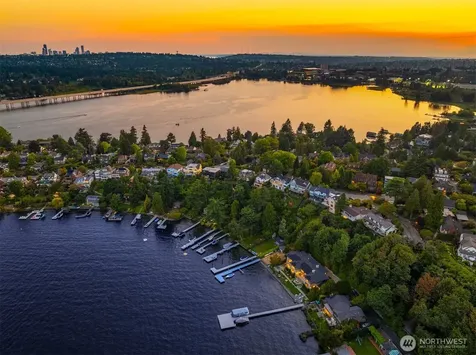 4911 NE Laurelcrest Lane Seattle WA 98105