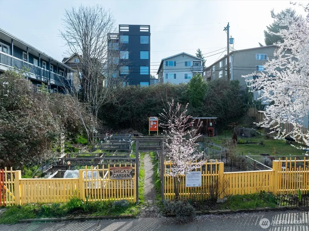 5520 University Way NE Seattle WA 98105