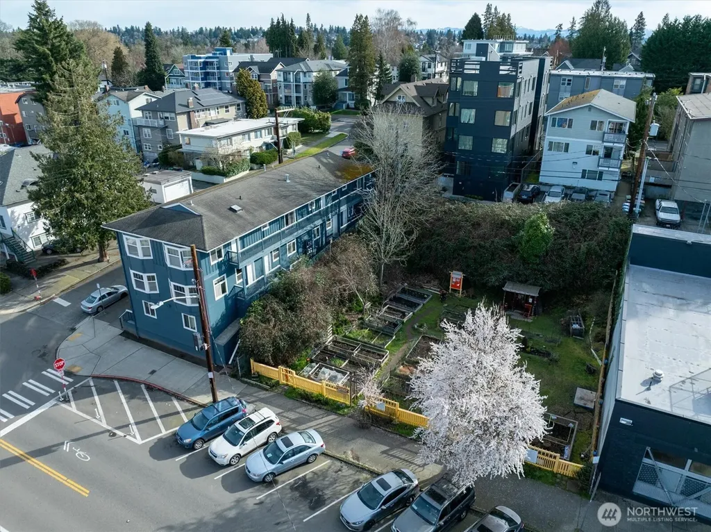 5520 University Way NE Seattle WA 98105