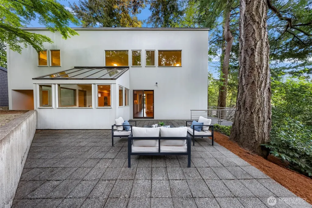 2261 W Lake Sammamish Parkway SE Bellevue WA 98008