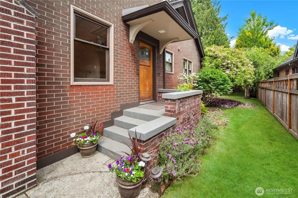 2654 Dravus Street Seattle WA 98199