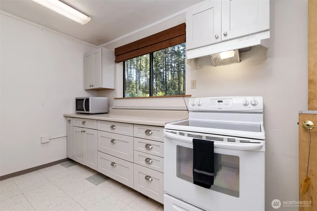 90 NE Lakeridge Drive Belfair WA 98528