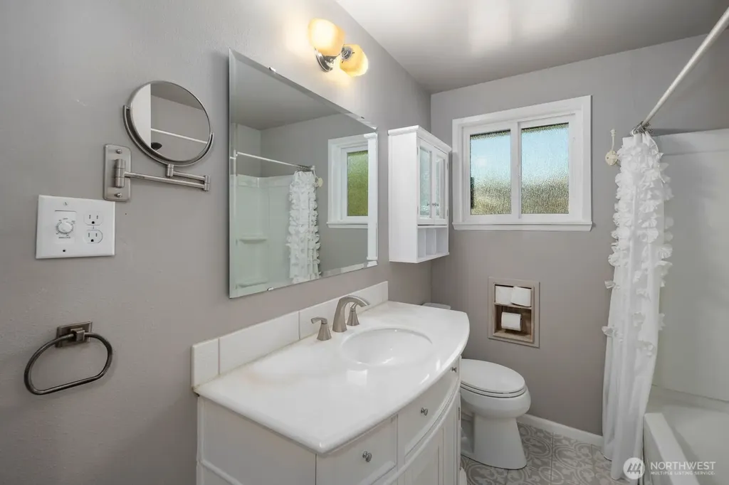 9842 60th Avenue S Seattle WA 98118