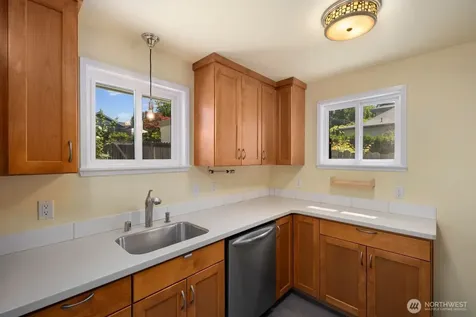 9842 60th Avenue S Seattle WA 98118