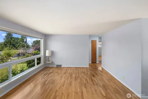 9842 60th Avenue S Seattle WA 98118