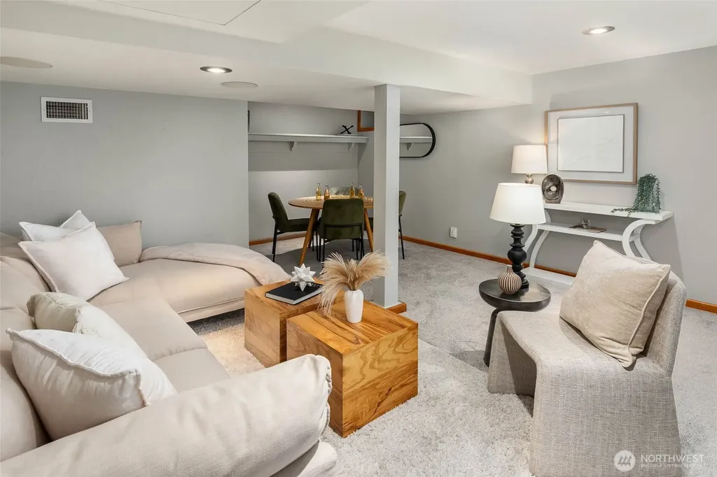 12744 Phinney Avenue N Seattle WA 98133