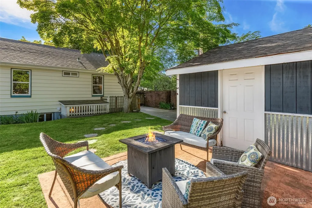 12744 Phinney Avenue N Seattle WA 98133