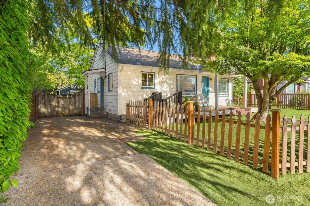 12744 Phinney Avenue N Seattle WA 98133