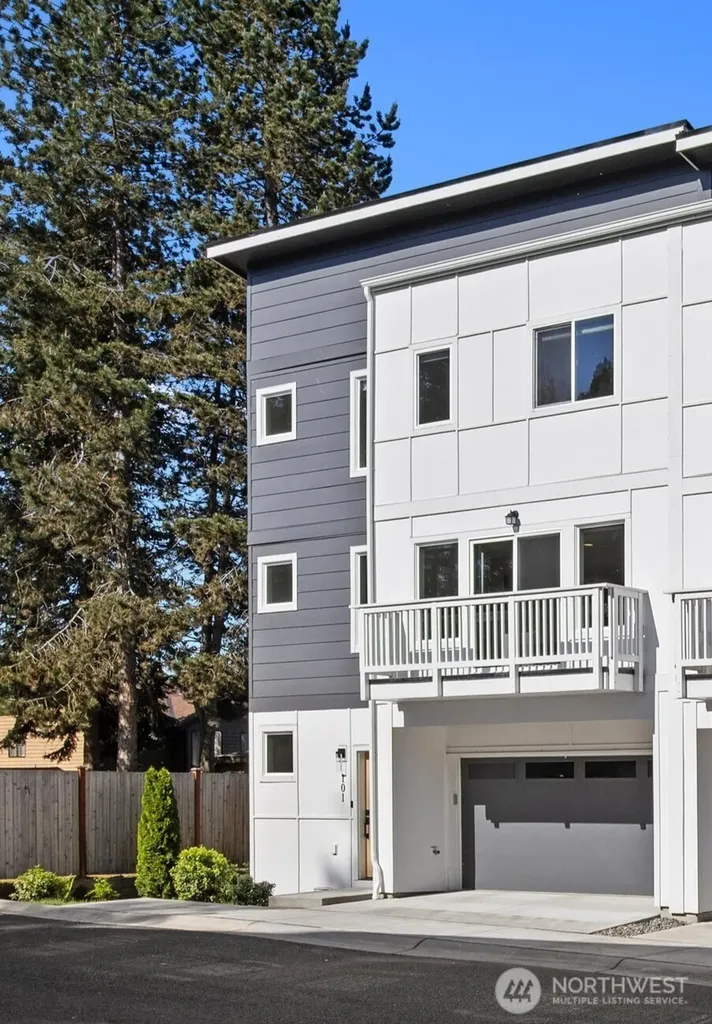 8025 177th Place NE Kenmore WA 98028