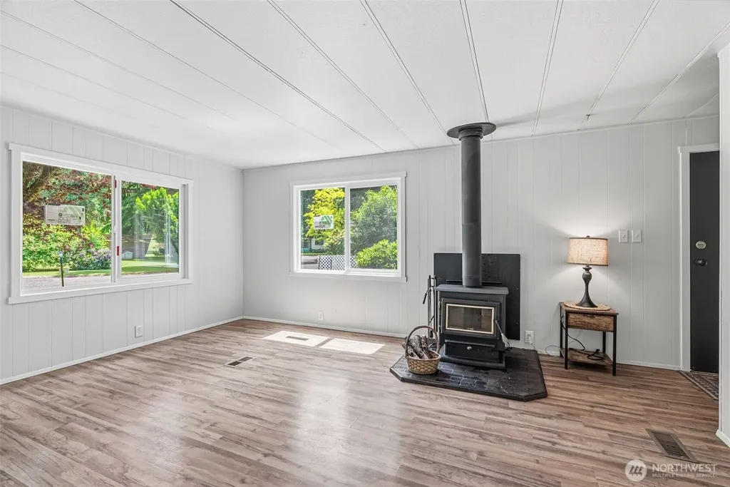8021 Old Pacific Highway N Castle Rock WA 98611