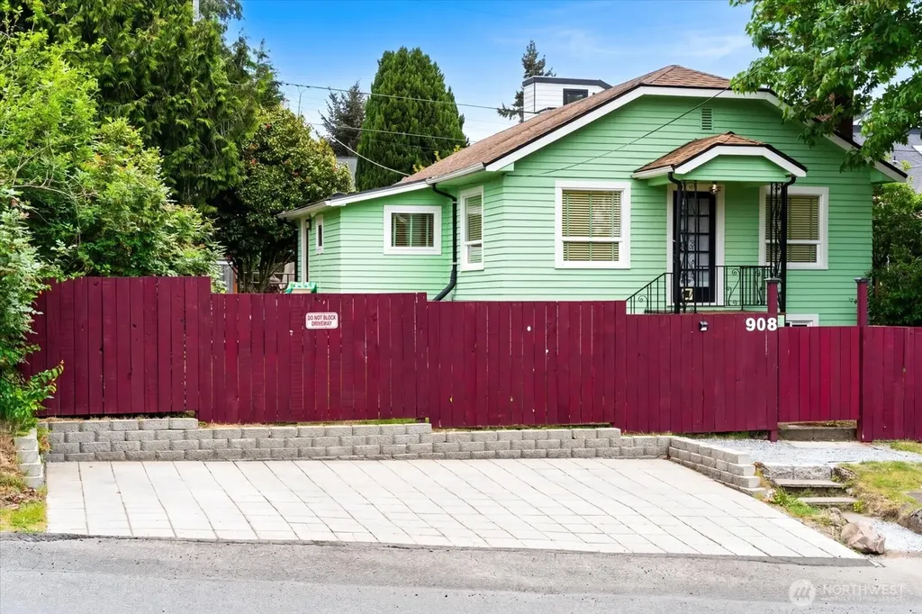 908 N 102nd Seattle WA 98133