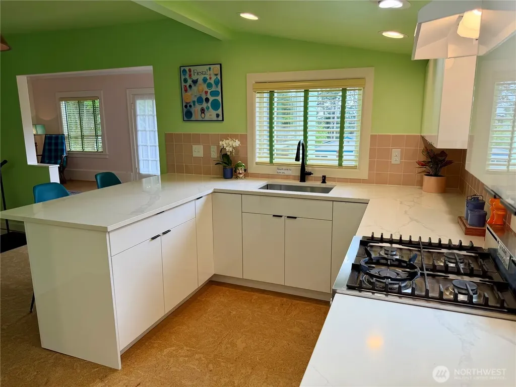 908 N 102nd Seattle WA 98133
