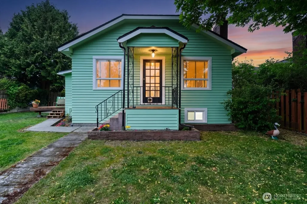 908 N 102nd Seattle WA 98133