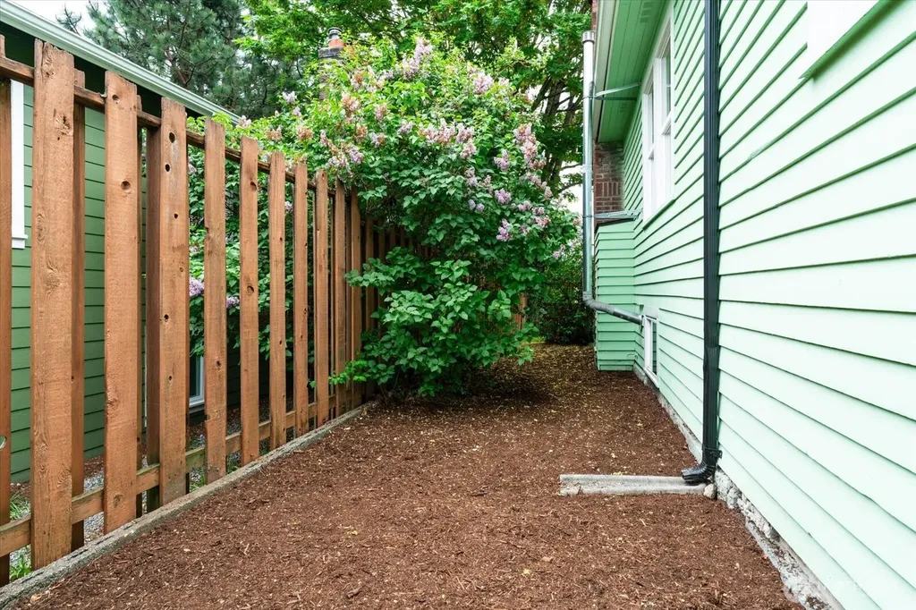 908 N 102nd Seattle WA 98133