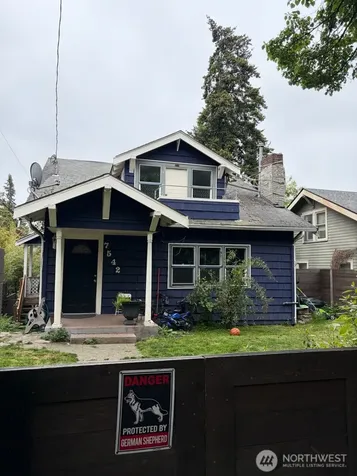 7542 Roosevelt Way NE Seattle WA 98115