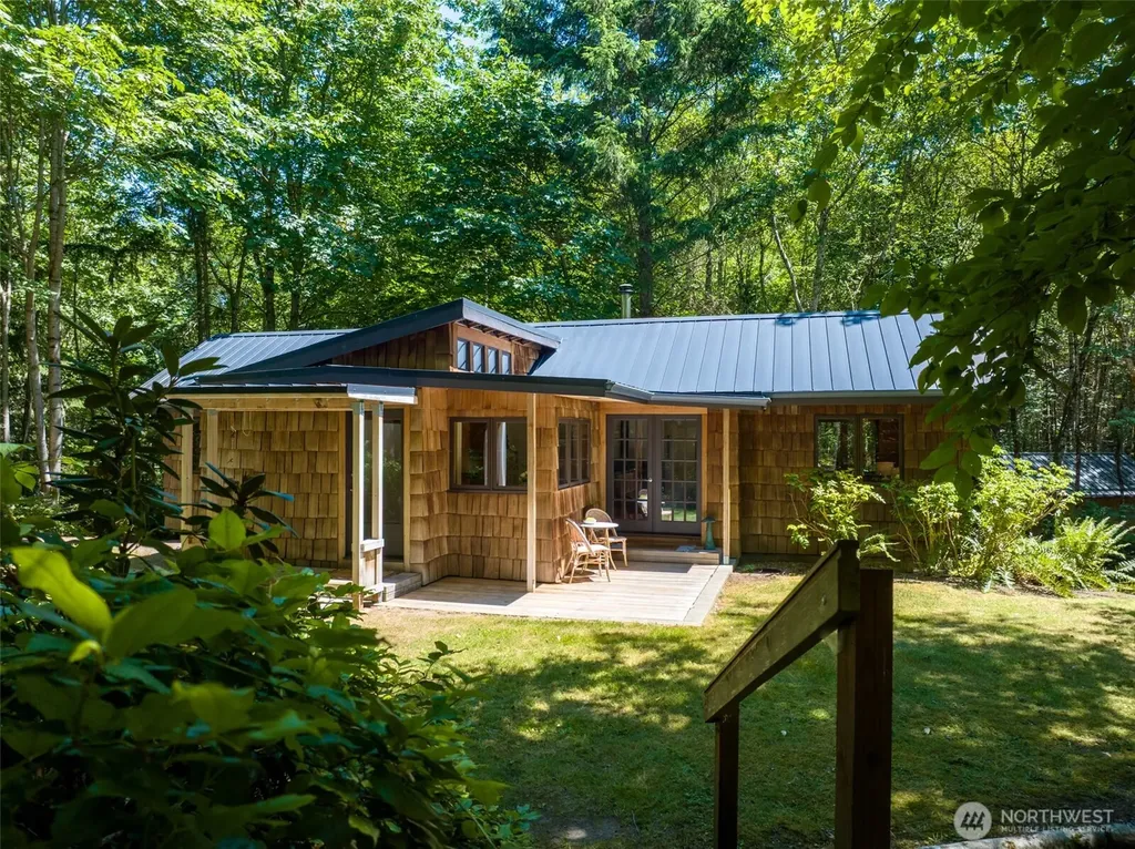 22002 Dewberry Road NE Indianola WA 98342