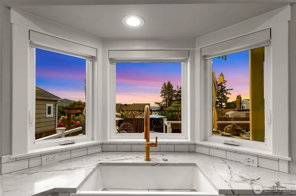 5336 SW Admiral Way Seattle WA 98116