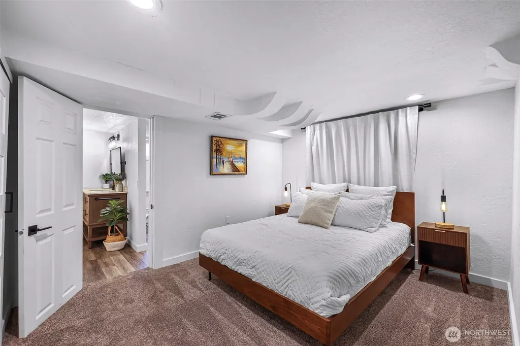 5336 SW Admiral Way Seattle WA 98116