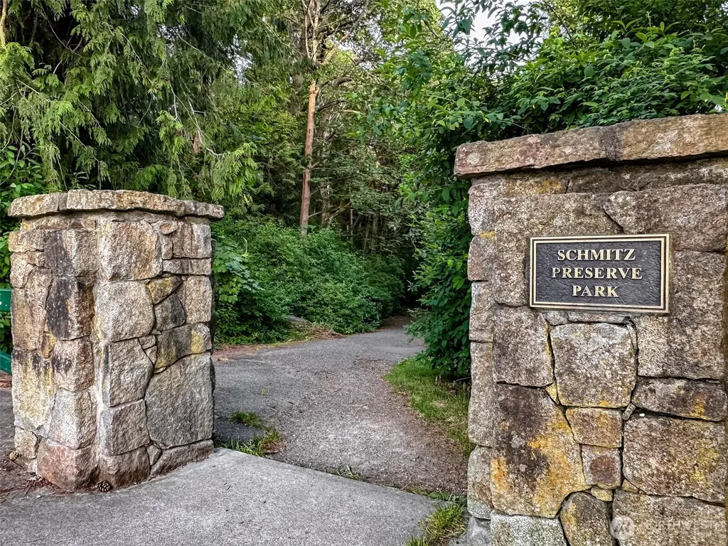 5336 SW Admiral Way Seattle WA 98116