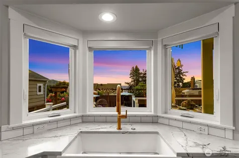 5336 SW Admiral Way Seattle WA 98116