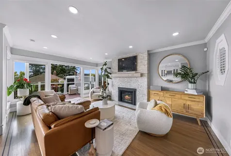 5336 SW Admiral Way Seattle WA 98116