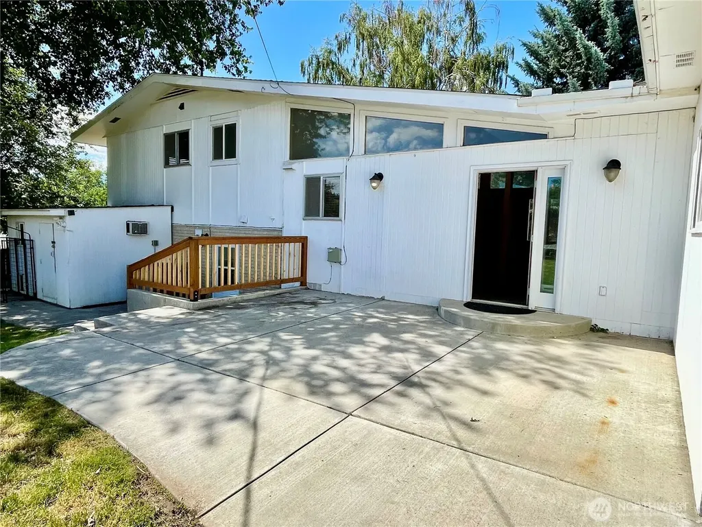 810 E Spring Dayton WA 99328