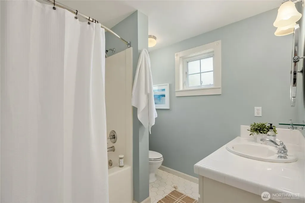 1803 Parade Grounds Avenue NE Bainbridge Island WA 98110