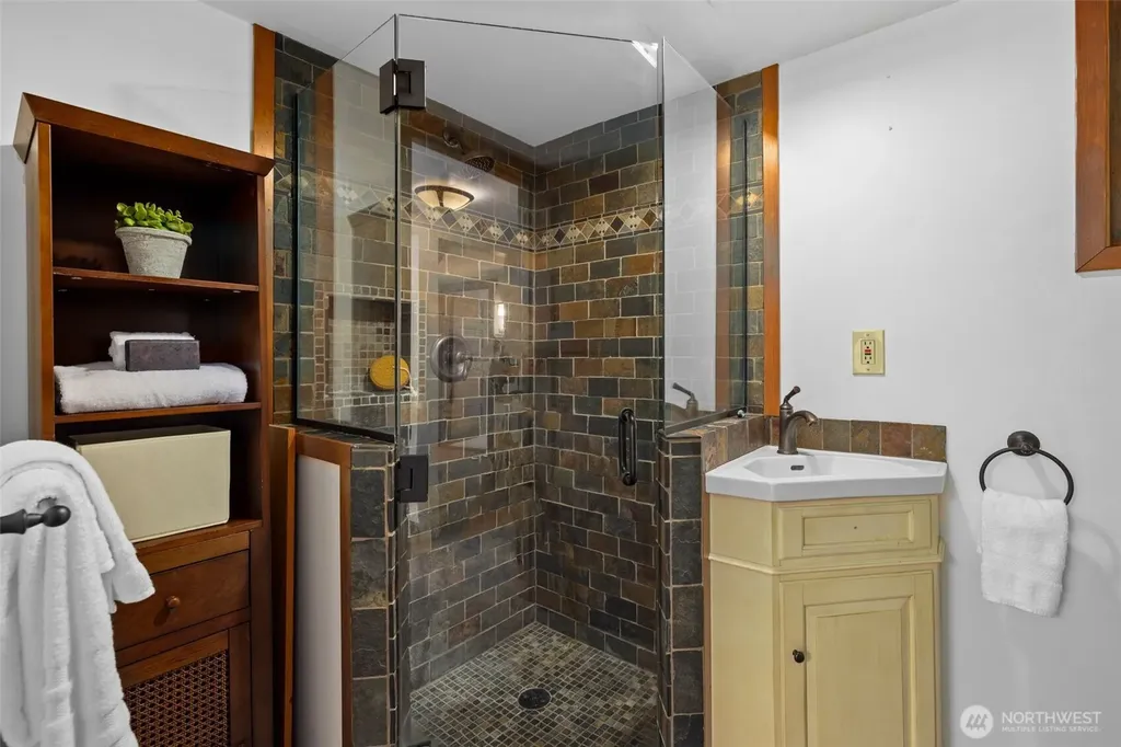 2529 Queen Anne Avenue N Seattle WA 98109