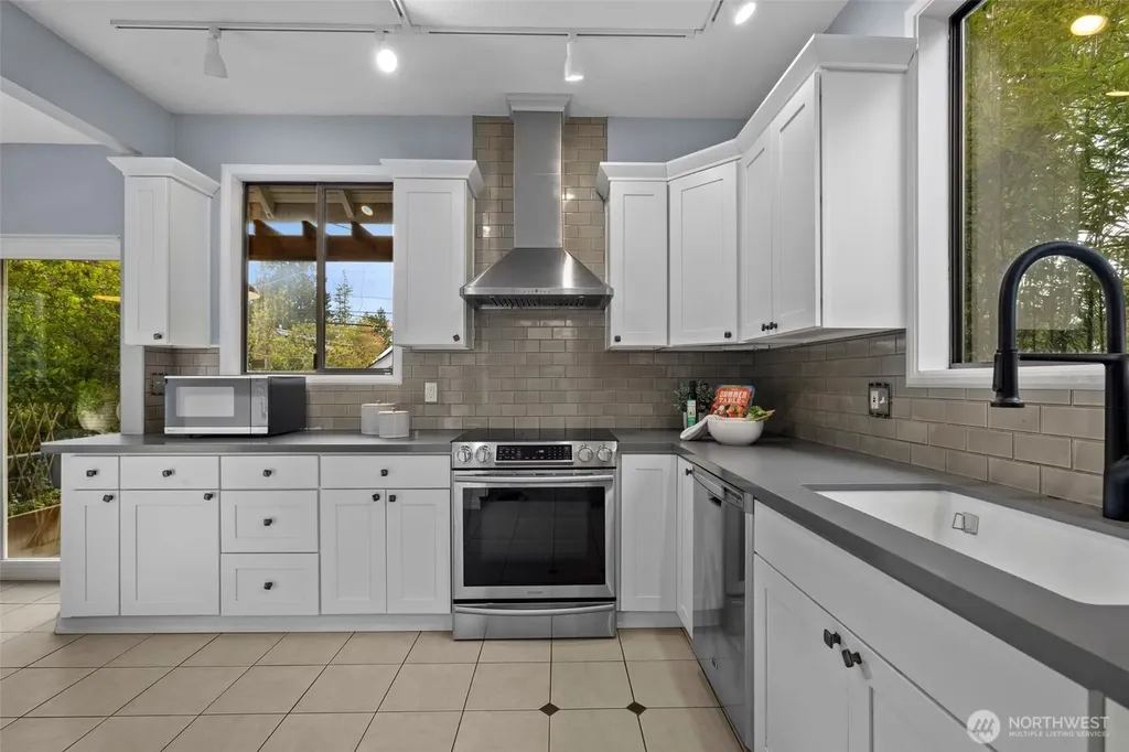 2529 Queen Anne Avenue N Seattle WA 98109