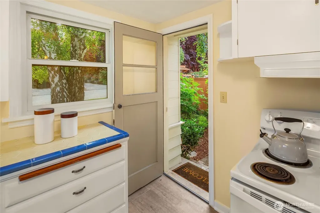 6218 37th Avenue NE Seattle WA 98115