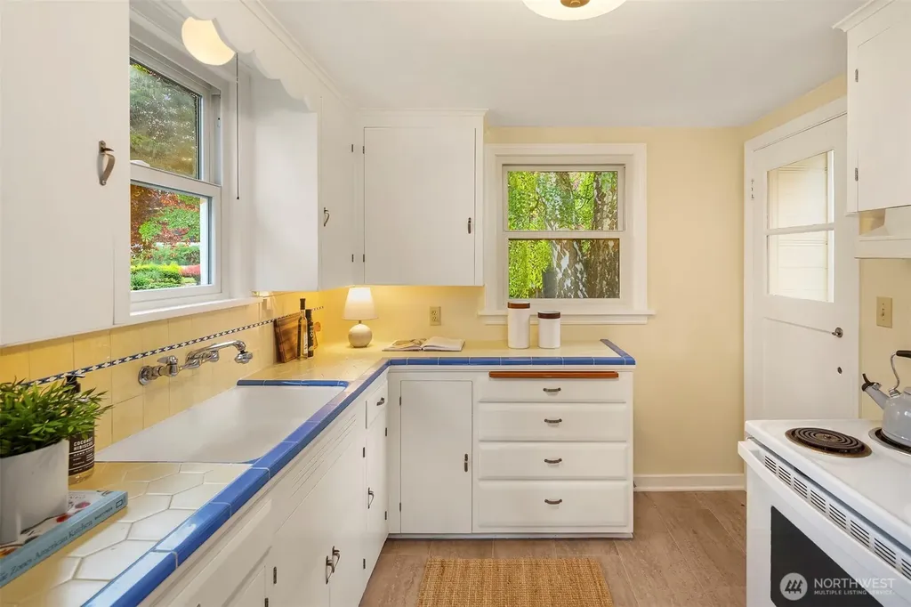 6218 37th Avenue NE Seattle WA 98115