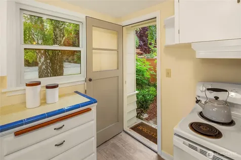 6218 37th Avenue NE Seattle WA 98115
