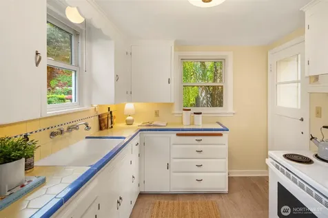 6218 37th Avenue NE Seattle WA 98115