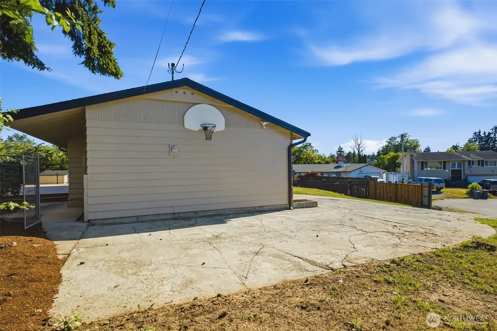 1813 S 244th Place Des Moines WA 98198
