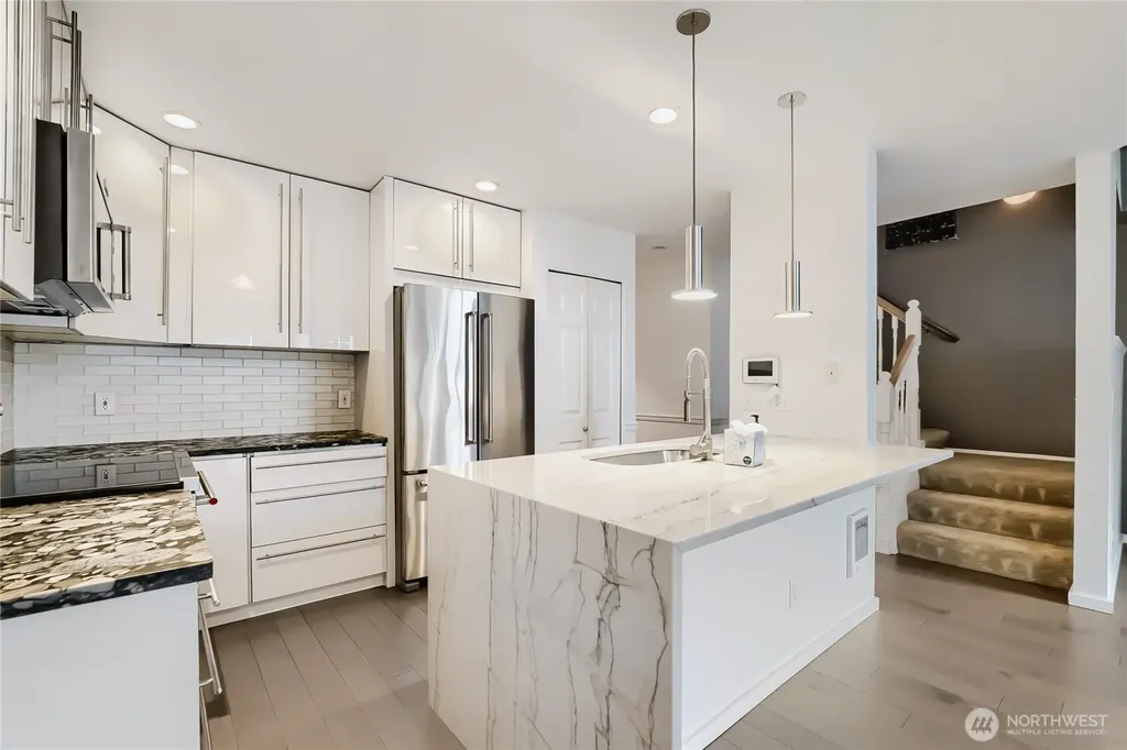 6711 S 239th Place Kent WA 98032