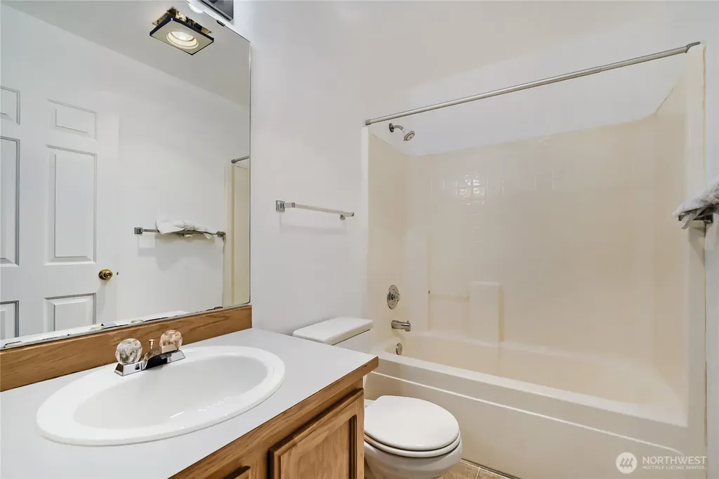 6711 S 239th Place Kent WA 98032